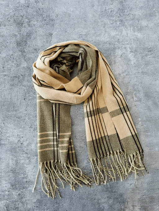 Bufanda de lana con un patrón a cuadros en tonos beige, marrón y verde oscuro, con flecos en los extremos