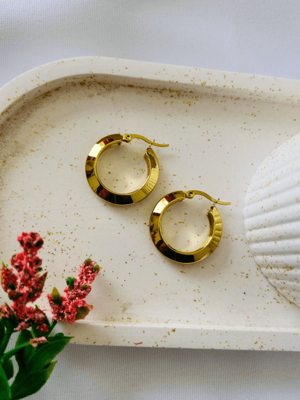 Un par de aretes de aro dorados, modelo 'Halo de Sol'