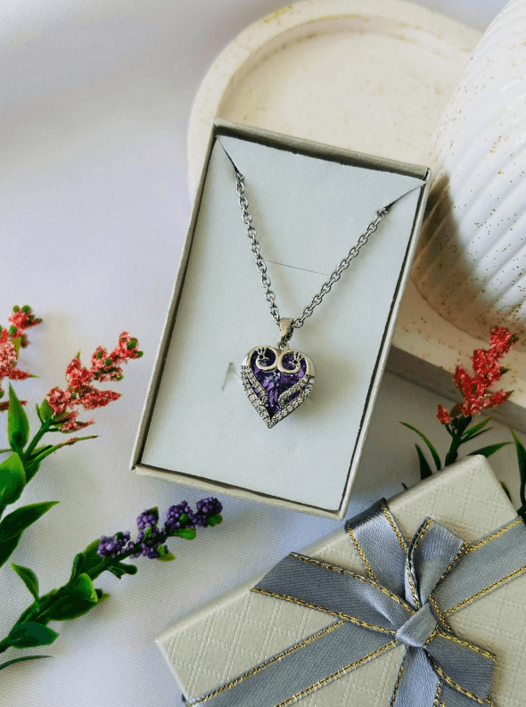 Collar de plata con un dije de corazón adornado con pedrería morada, modelo 'Promesa violeta'