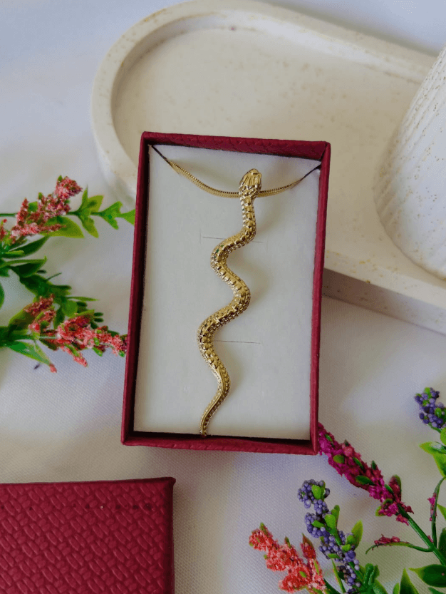 Collar dorado en forma de serpiente enrollada, modelo 'Serpiente mística'
