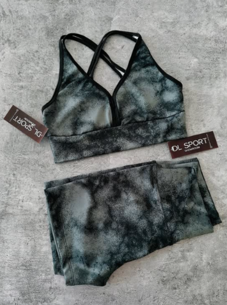 Conjunto deportivo de top y short con estampado marmolado en tonos grises y negros