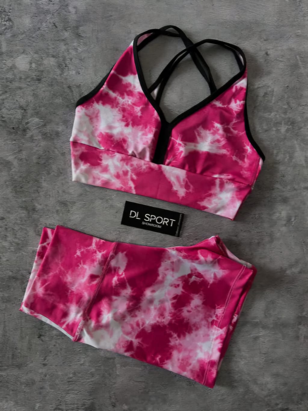 Conjunto deportivo de top y short con diseño tie-dye en tonos rosa y blanco
