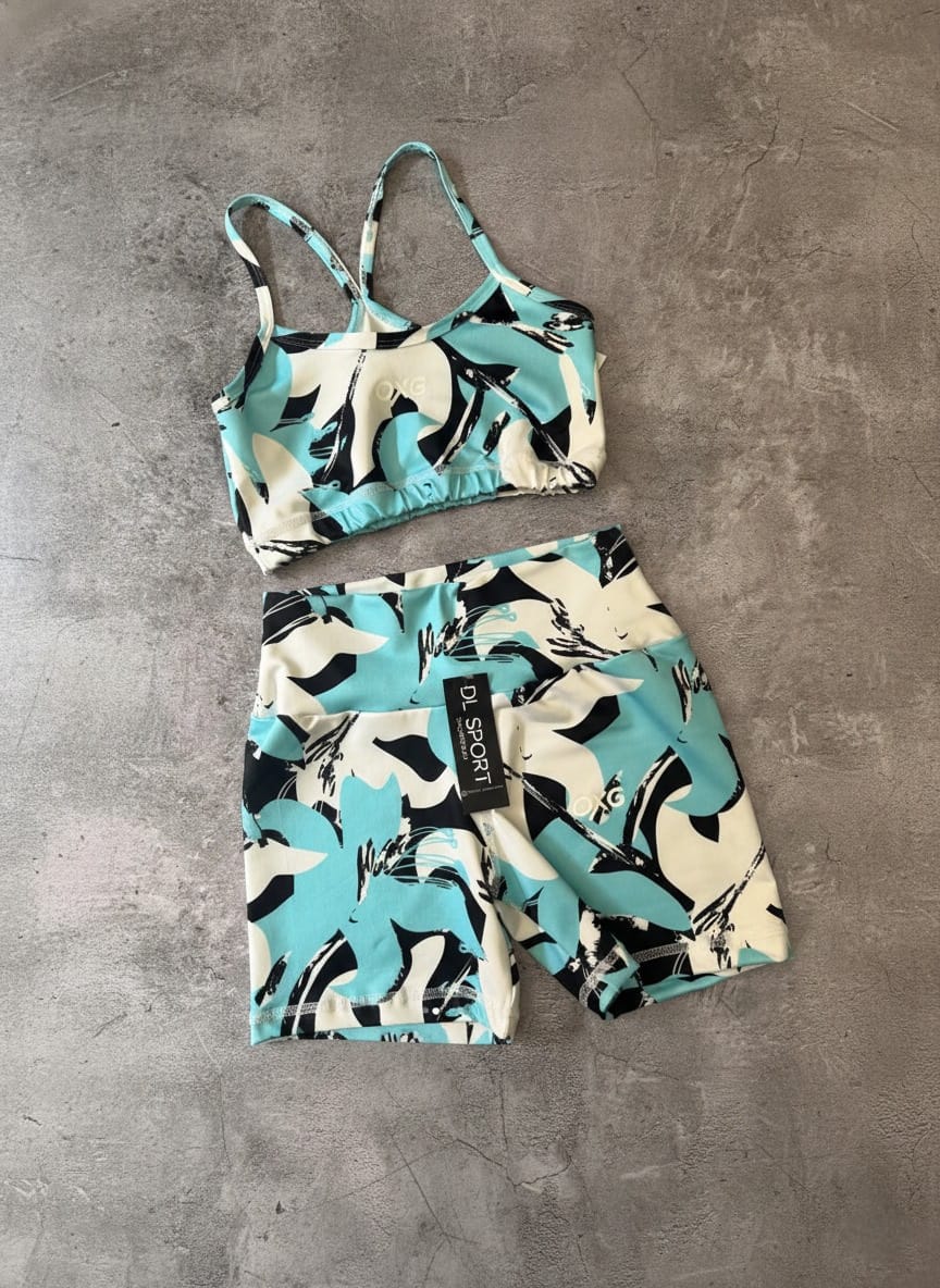 Conjunto deportivo 'Vortex Activo' de top y short con estampado abstracto en tonos turquesa, blanco y negro