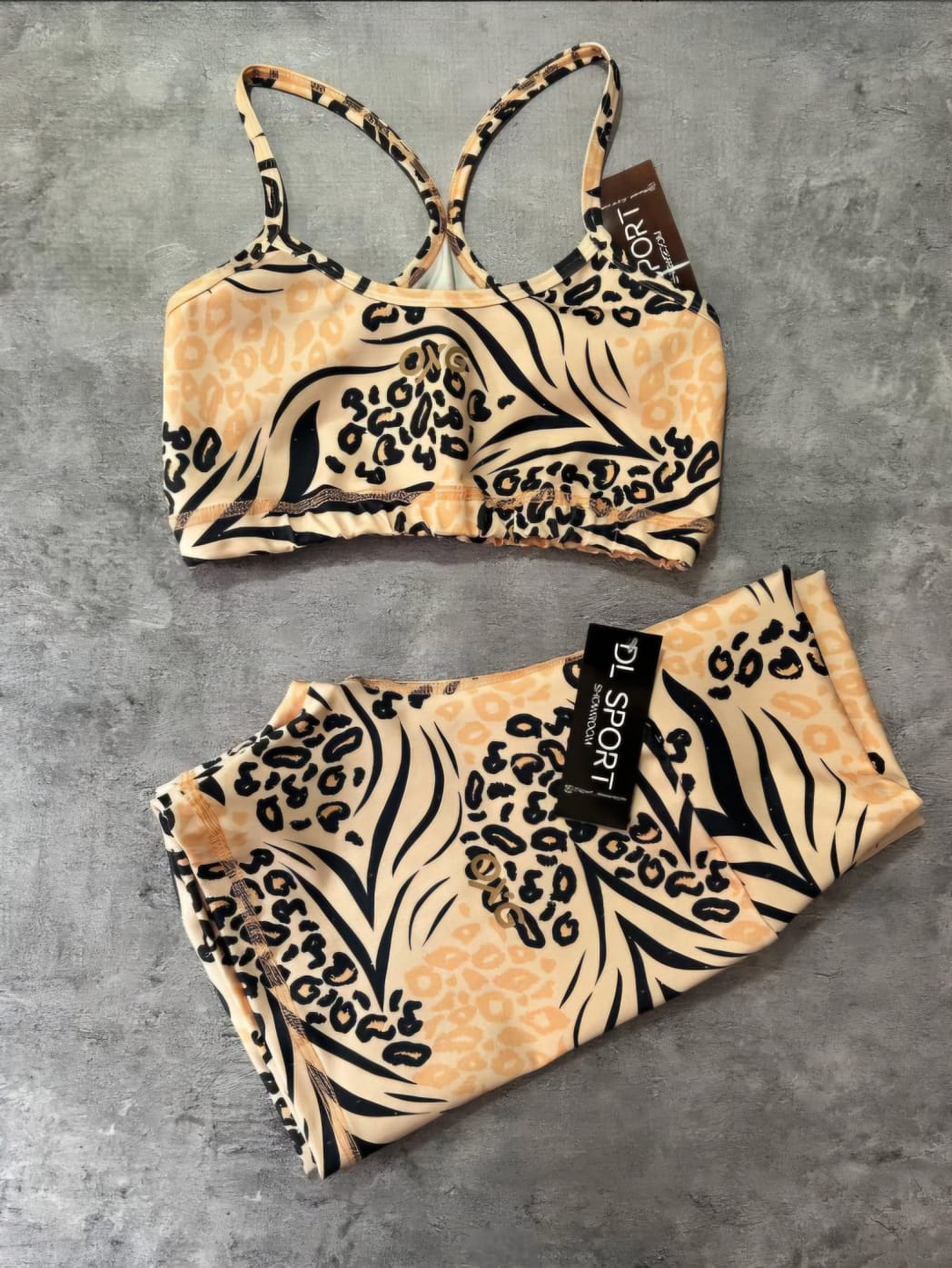 Conjunto deportivo 'Zafari Chic' de top y short con estampado animal print en tonos beige y negro