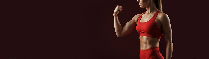 mujer fuerte y en forma con Conjunto deportivo rojo flexionando el bíceps