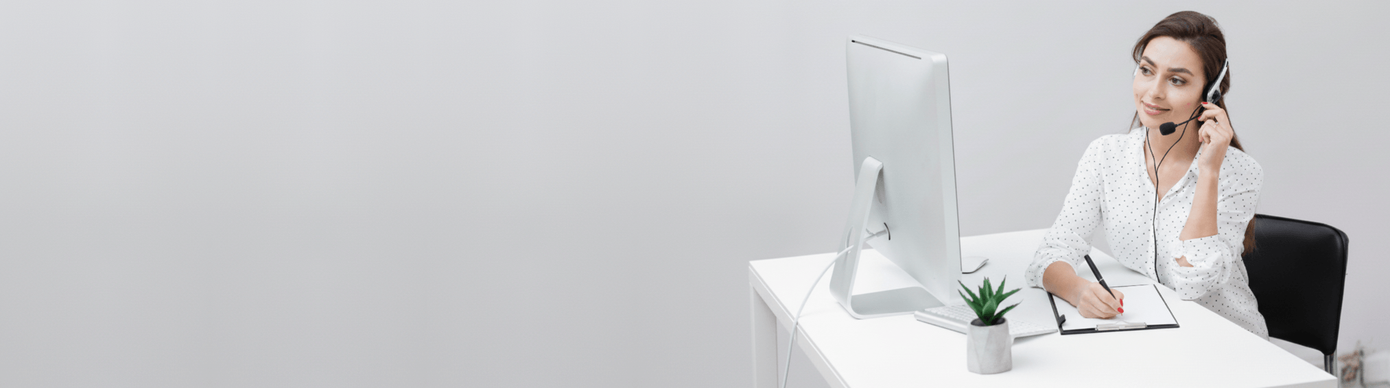 Recepcionista brindando atención al cliente para consultas