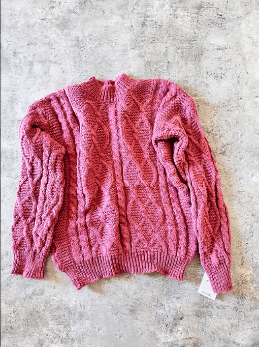 Sweater magenta tejido con diseño trenzado de mujer