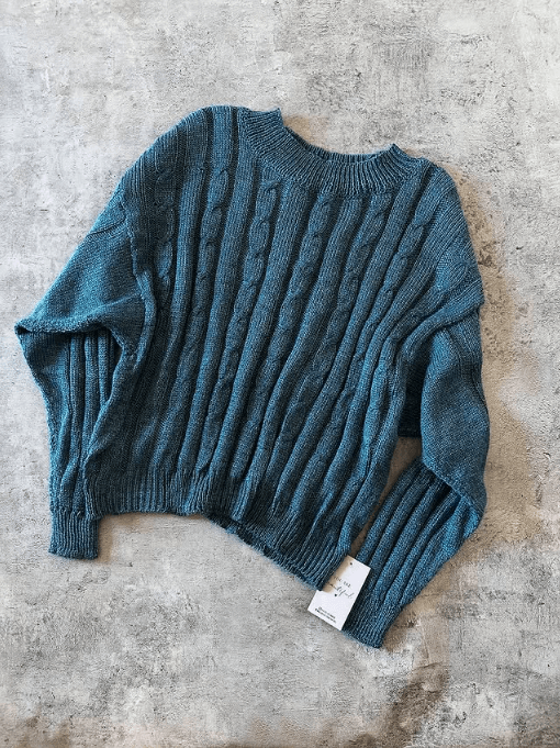 Sweater azul tejido de mujer con mangas amplias