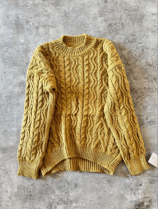 Sweater mostaza tejido con textura de mujer 