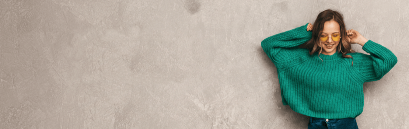 Mujer con sweater verde estilo oversize Dulce Locura colección invierno