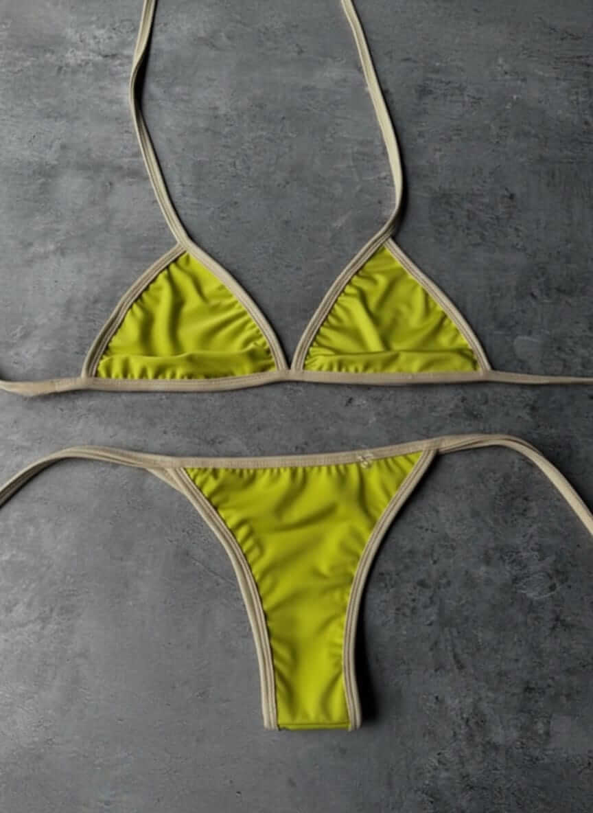 Bikini verde lima de dos piezas con tiras claras estilo minimalista