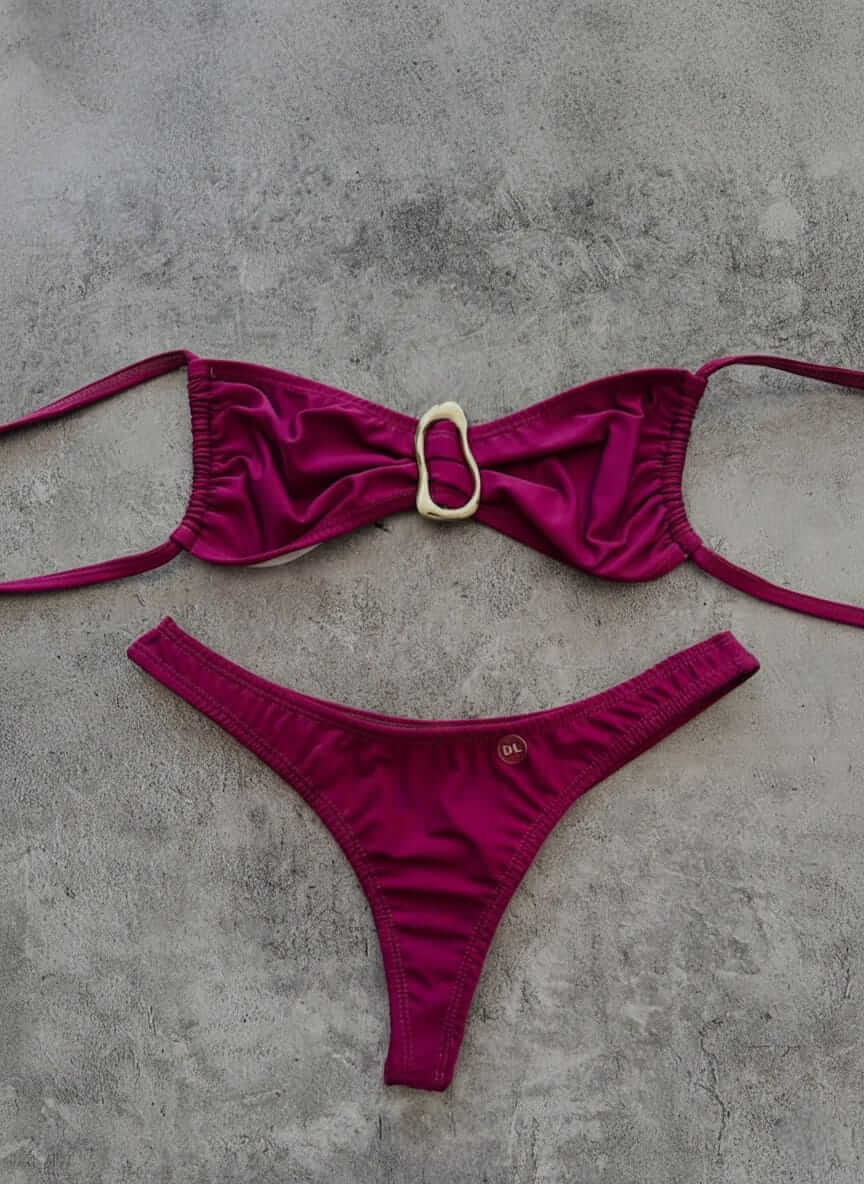 Bikini fucsia de dos piezas con detalle metálico en el top
