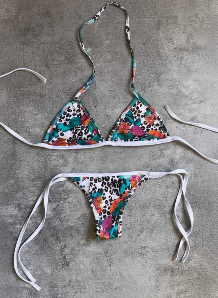Bikini estampado animal print con detalles de colores y tiras blancas